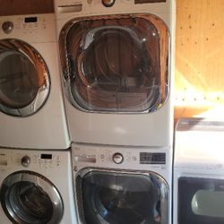 LG MEGA CAPACITY 5.2CU FT FRONT LOAD WASHER AND 9.0CU FT STACKABLE GAS DRYER SET WITH STEAM 