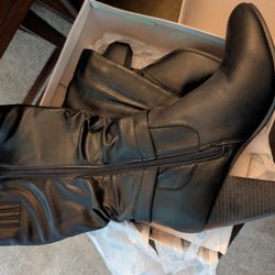 New Women's Boots - Size 11