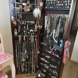 JEWELRY - ABOUT 377 PIECES.