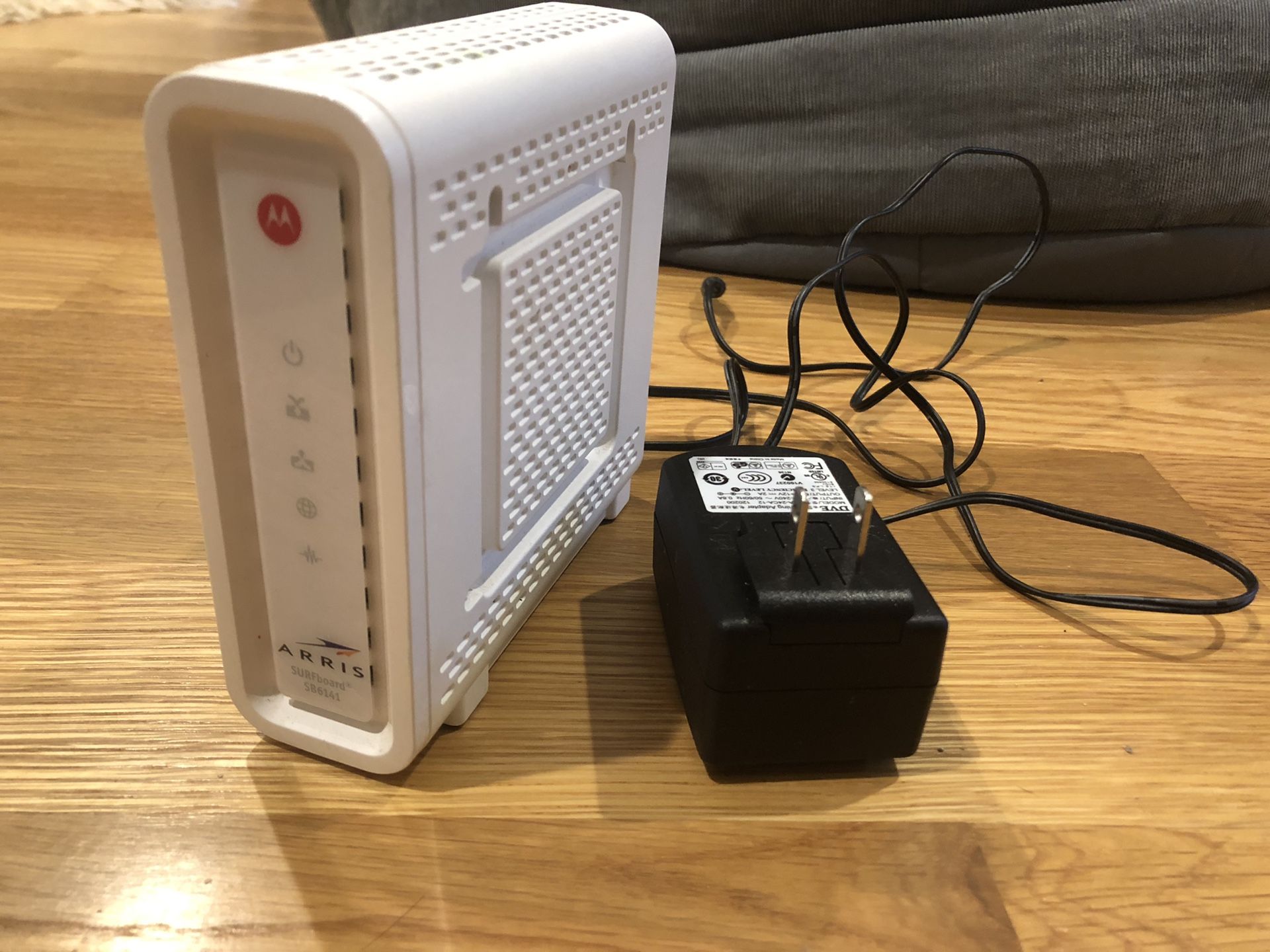 Modem Arris SB6141 with all wires