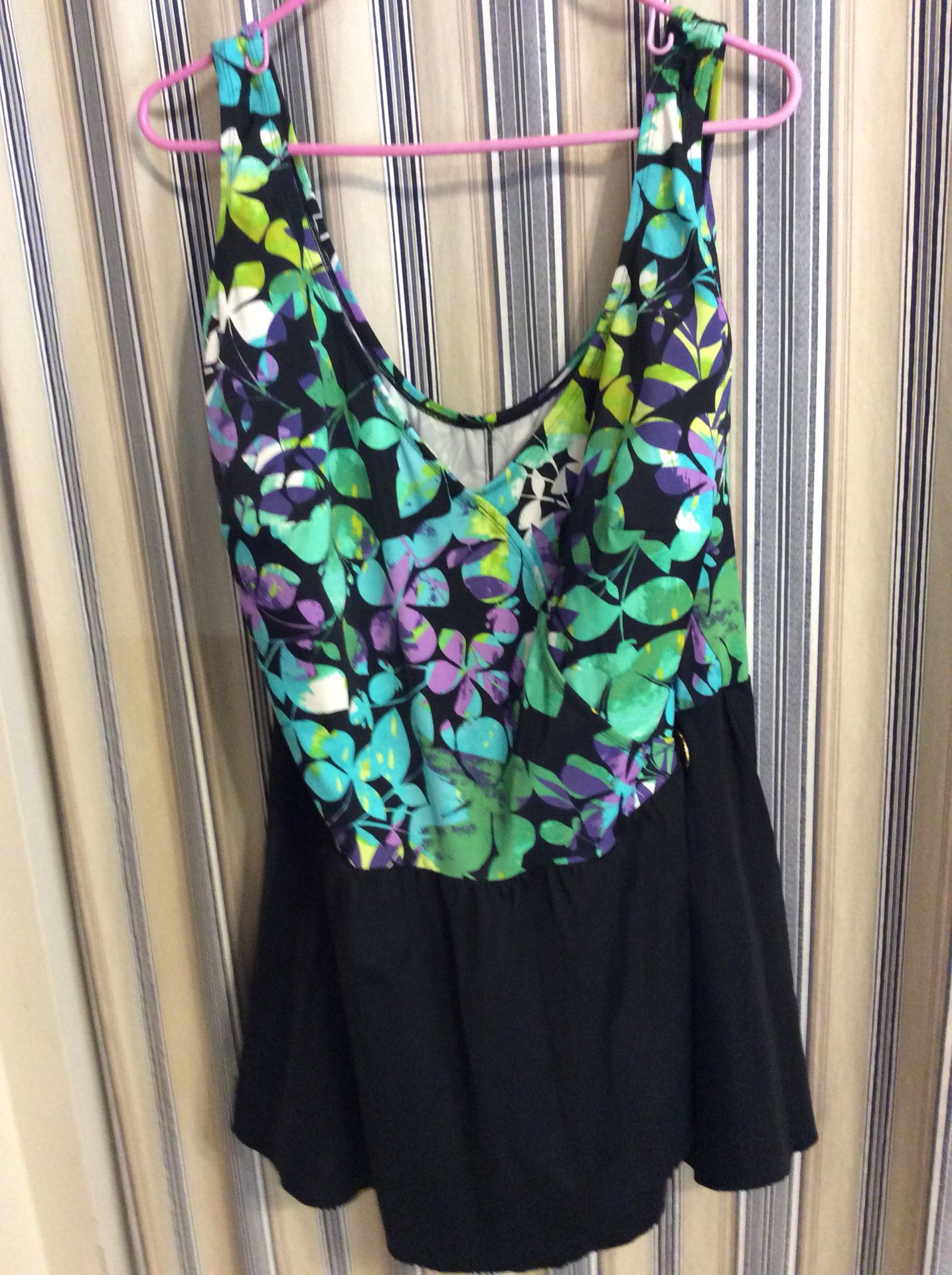 WOMEN’S Size 32W, 1 piece Swimsuit, USED, meet at 2426 E Lamar Alexander parkway Maryville