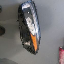 2020 MBZ A CLASS LEFT HEADLIGHT 