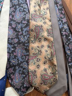 Moving… Have A Lots Collection of Paisley Ties. Almost brand new. $5/ each. $10/3. Great for gifts 🎁. You can choose any Tie you like👍.