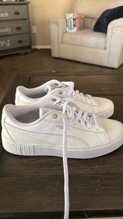 PUMA SMASH PLATFORM WOMEN SIZE 8.5
