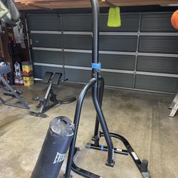 Everlast 40lb Boxing Bag And Stand