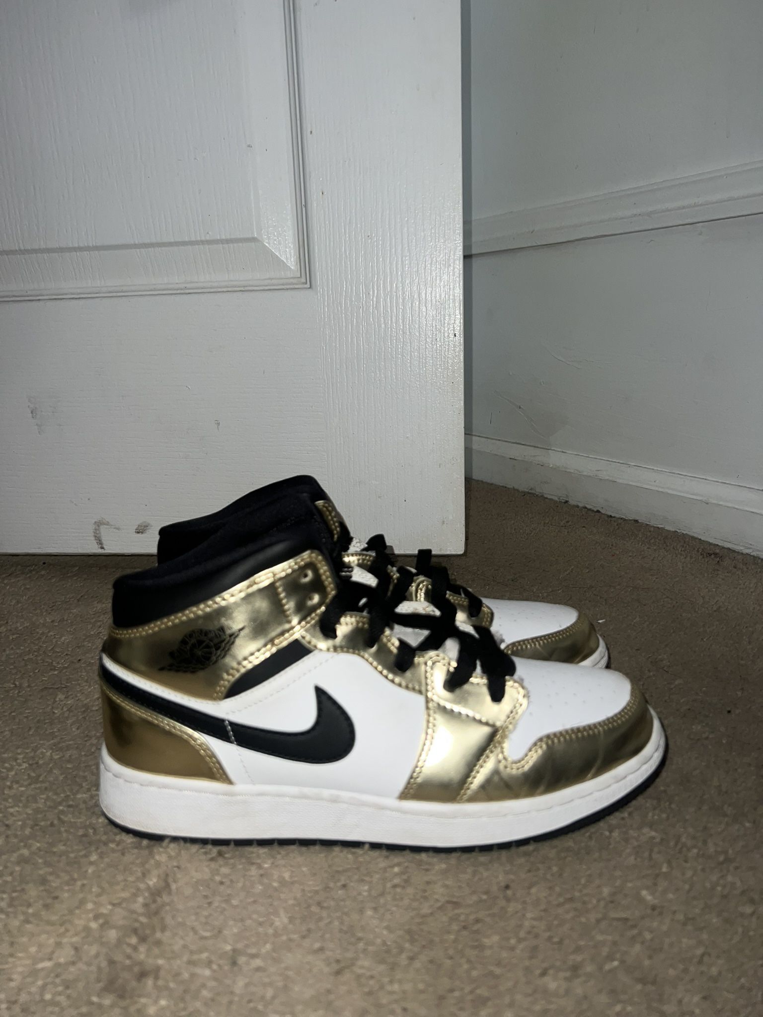Nike air jordan 1 retro Mid Se metallic gold and black and white