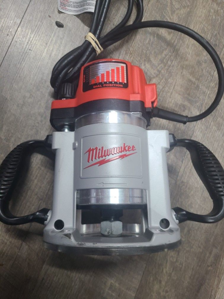 Milwaukee
3-1/2 Max HP Fixed-Base Production Router