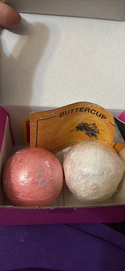 NEW 2 Glittery Bath bombs