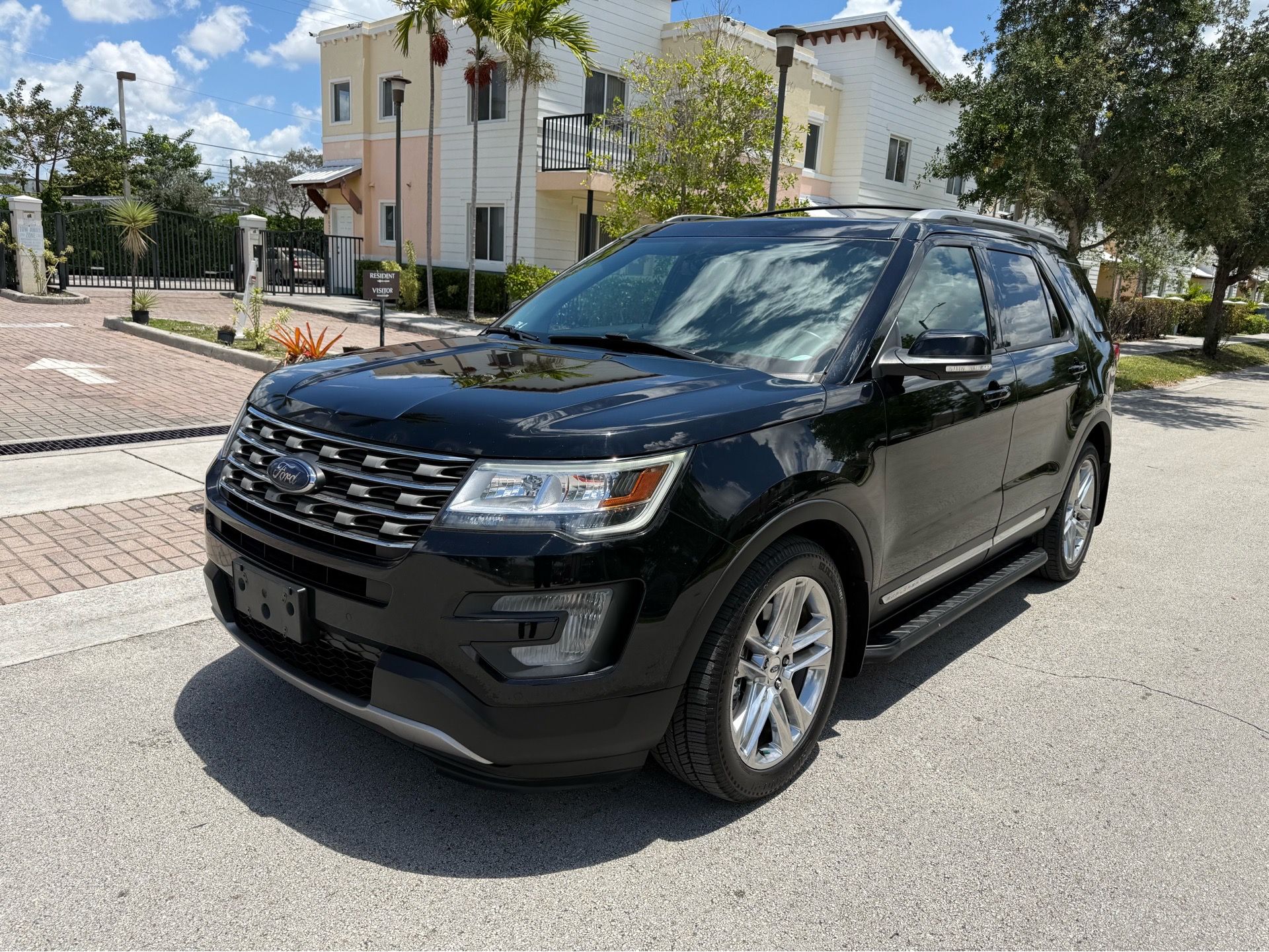 2017 FORD EXPLORER XLT PERFECT FOR THE FAMILY