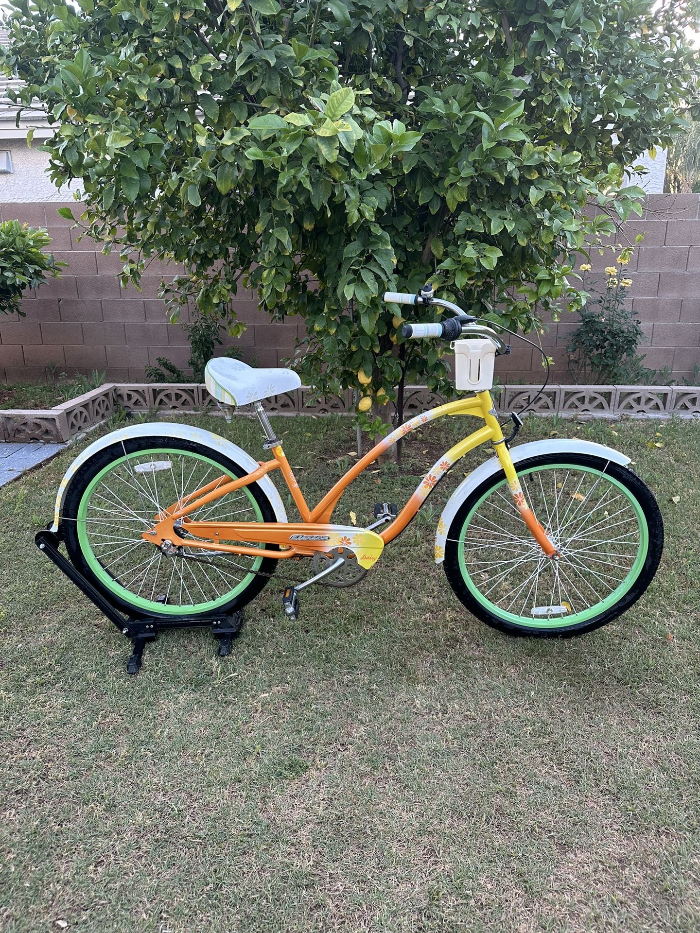 ELECTRA DAISY 3i, 26 INCH BEACH CRUISER, COMES WITH 3 NEXUS SPEED, REAR COASTER BRAKE, HAS NEW TIRES AND NEW INNER TUBES( 0 MILES). LIKE BRAND NEW