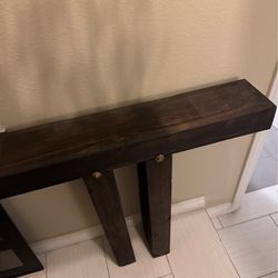 Beautiful console table perfect for entryways