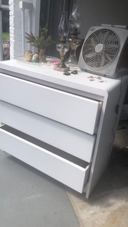 Dresser. Solid wooden