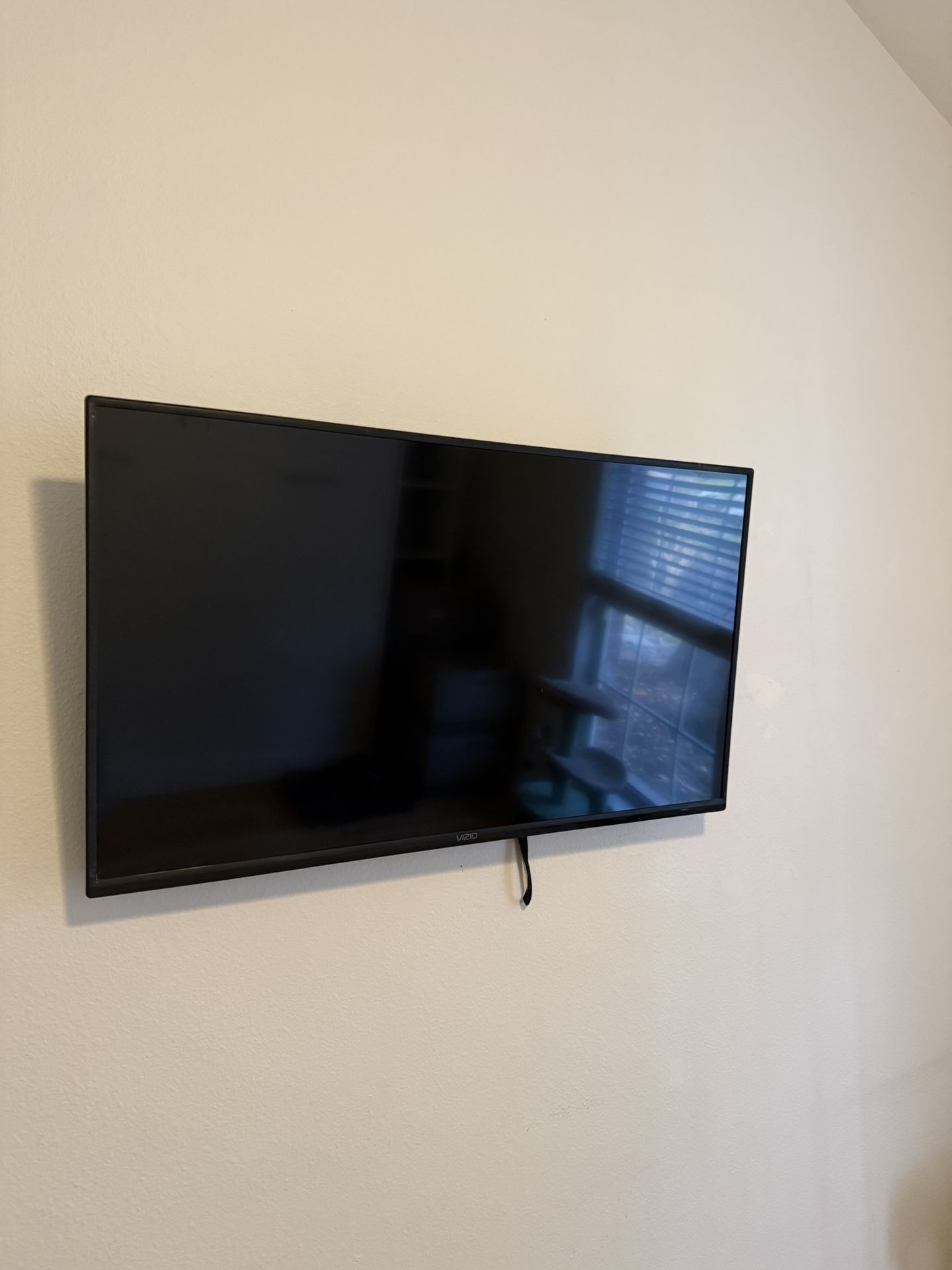32” Vizio TV With Wall Mount
