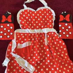 Disney Parks Minnie Mouse Apron NWT Disney Parks Minnie Mouse oven mittens NWT pick up location in the city of Pico Rivera 