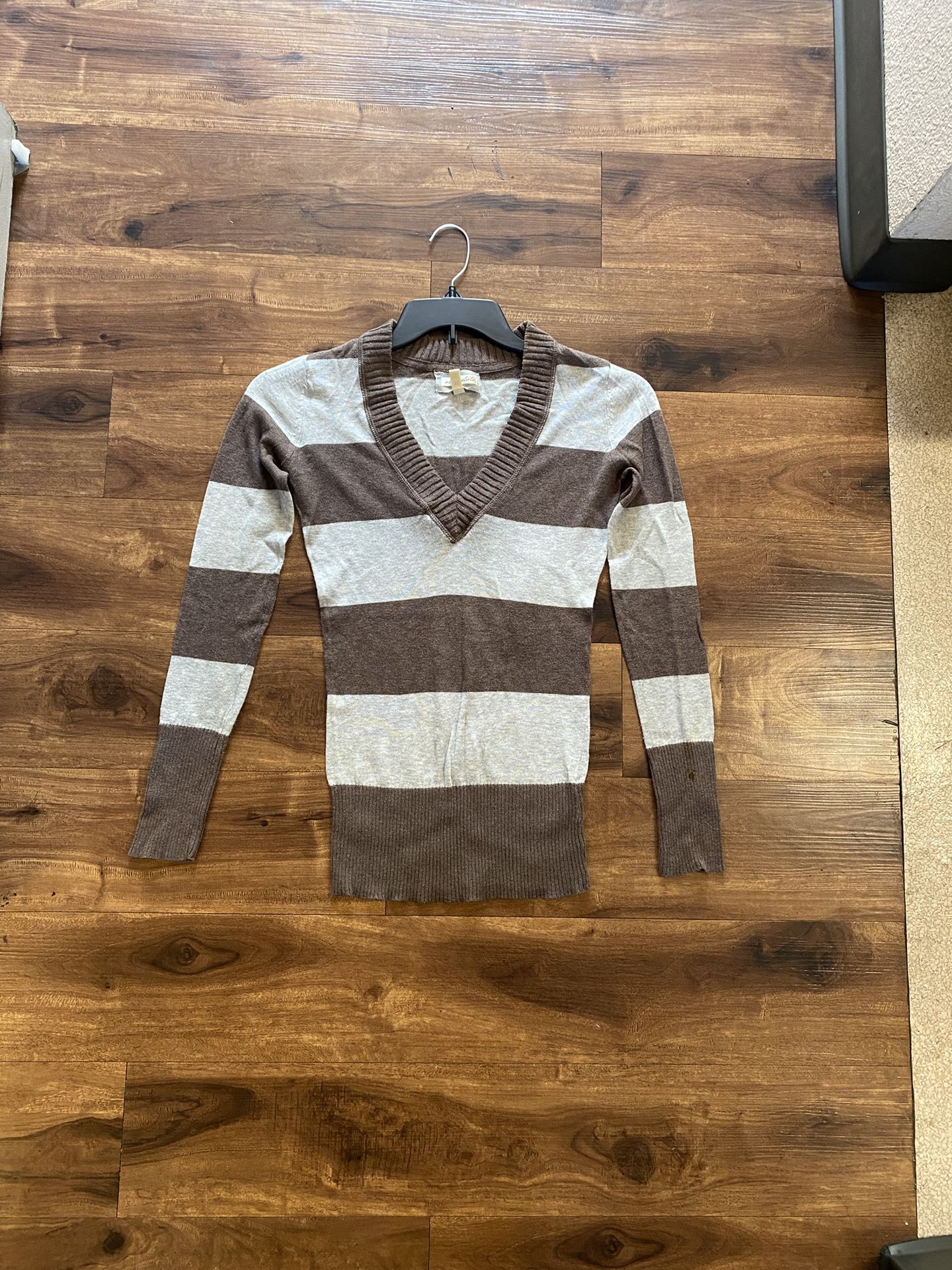 Brand New Woman’s Aeropostale brand Brown and Gray Sweater Up For Sale