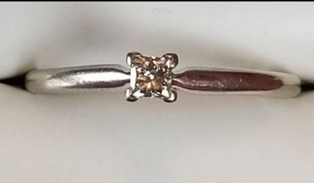 Beautiful 14K solid white gold genuine diamond .19CT solitaire ring size 9.5