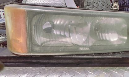 GM2520185 Headlight Left