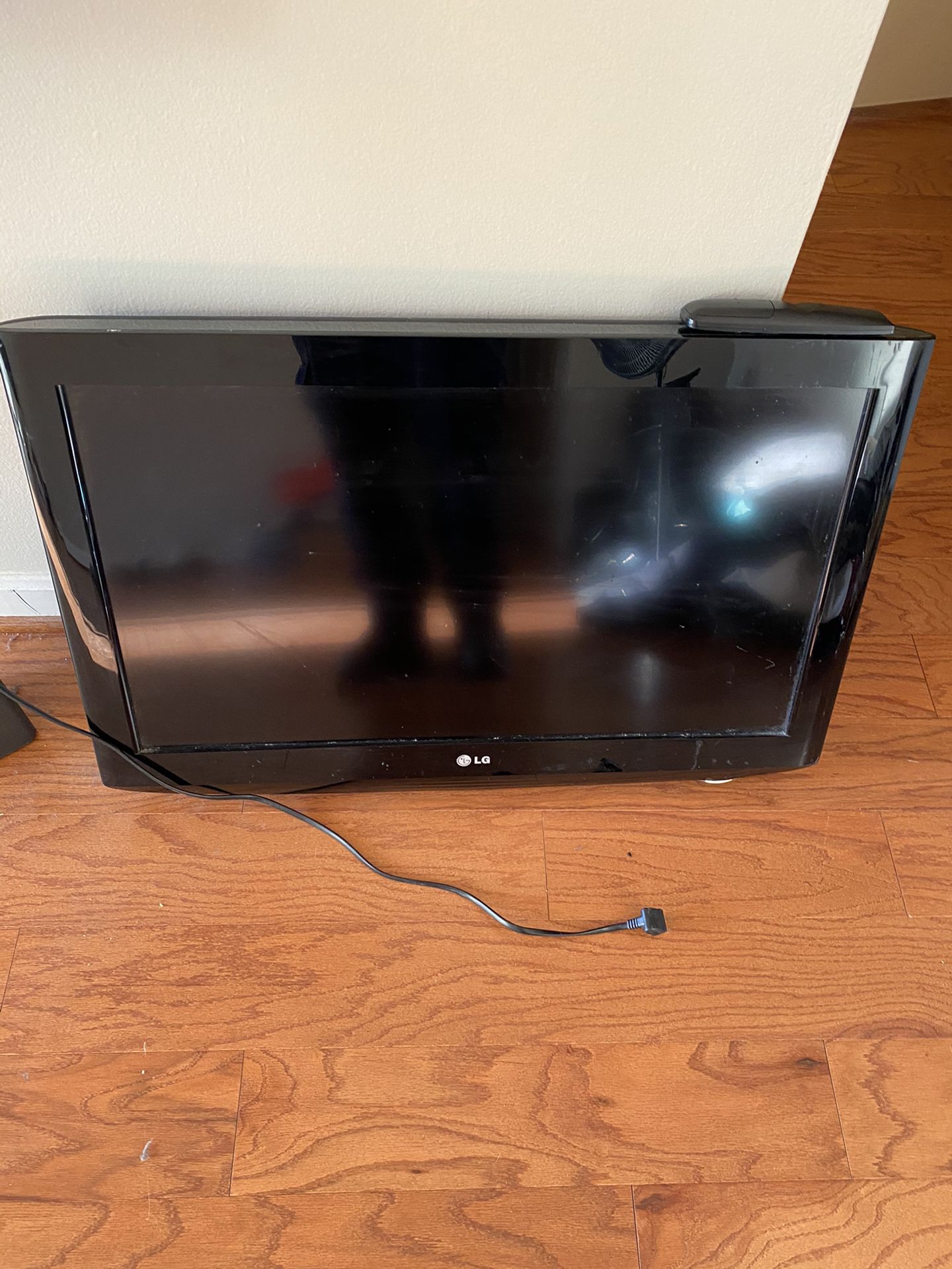32” LG tv (no stand) wall mount already connected