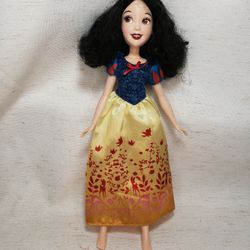 Disney Snow white 11" doll. Good condition and smoke free home. 