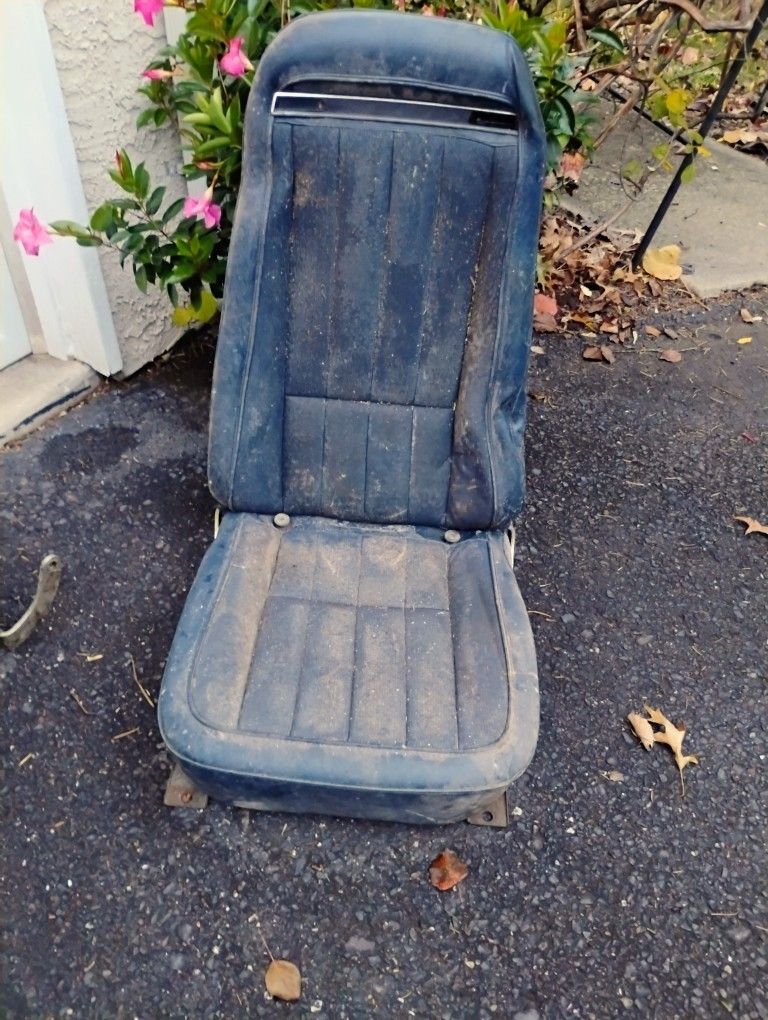 7071 Corvette Seats In Good Shapes Need To Be Wiped Down Matching Pair