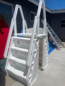 Pool ladder