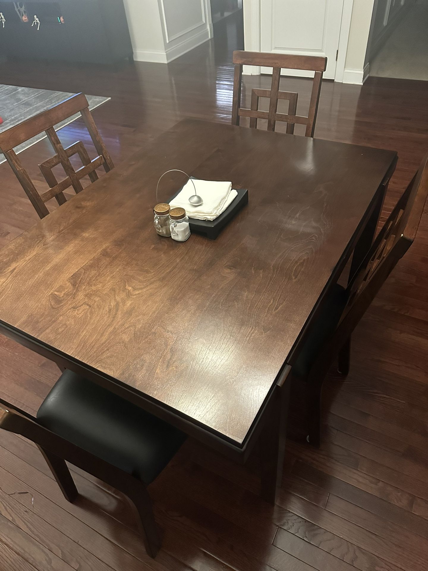 Kitchen/Dining room Table With 4 Chairs