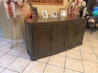 Thomasville Furniture Console table  sideboard, entrance table Excellent like new condition