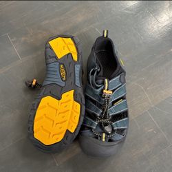 Keen Sandal Size 4