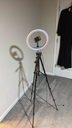 Free led light with phone holder to take pictures
