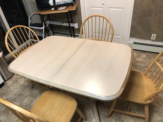 Expanding Table And 7 Chairs. Self Storing Leaf. Great For college Apr