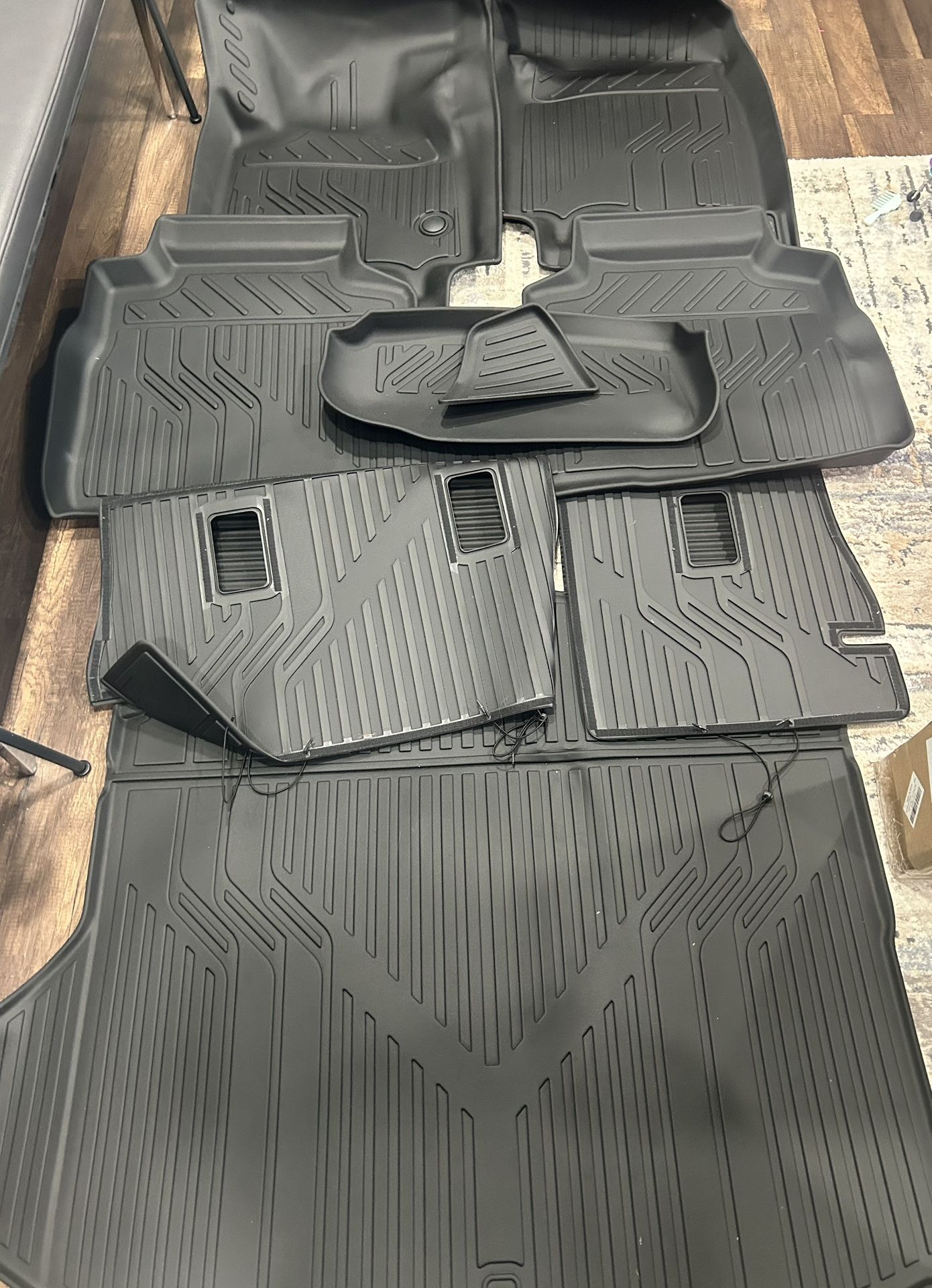 NEW / NUEVO ! All weather floor & Cargo Mat with Backrest Mats for 2024 2025 Chevrolet Equinox EV $55 or best offer / o mejor oferta