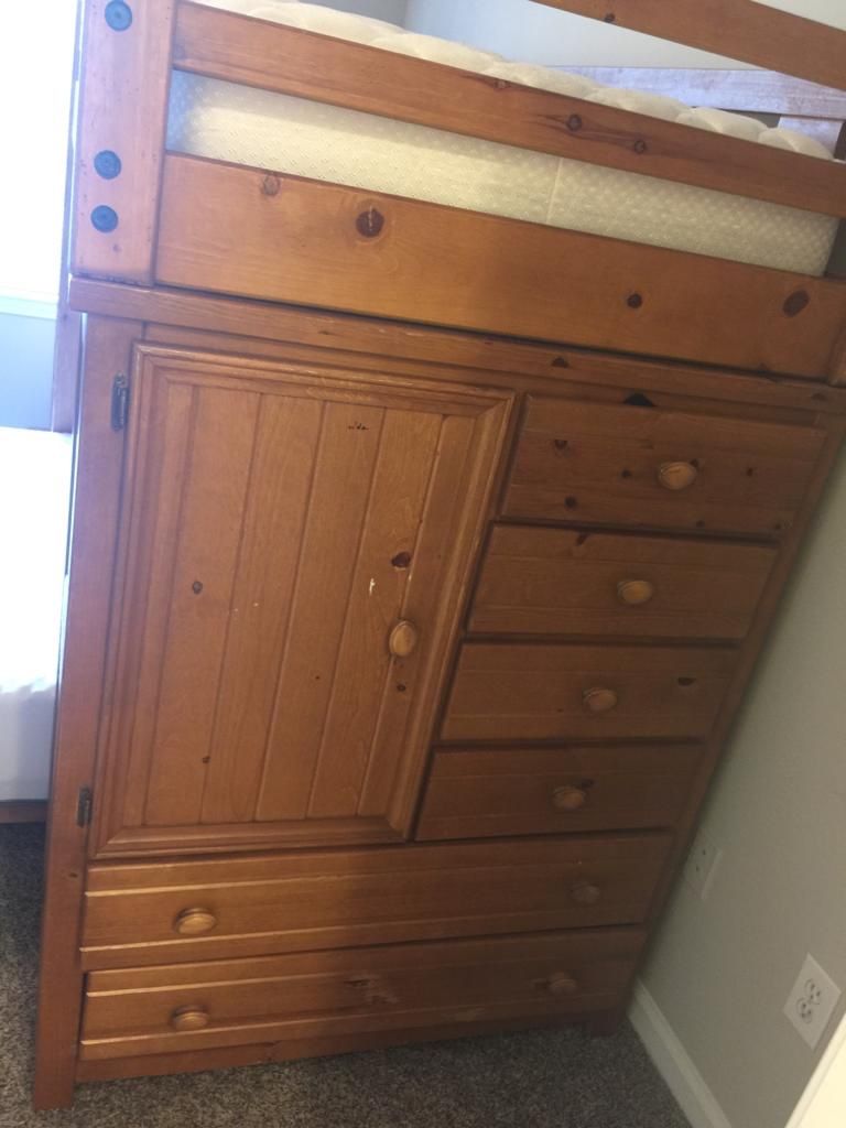 bunk bed in perfect condition. Some screws are missing, but it does not affect the assembly. Available to pick up at the address. I don't deliver.