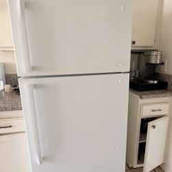 Insignia 20 Cubic Ft. Refrigerator 