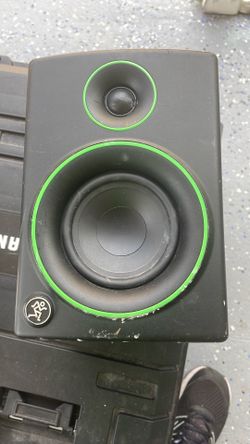 Single mackie CR4 passive speaker
