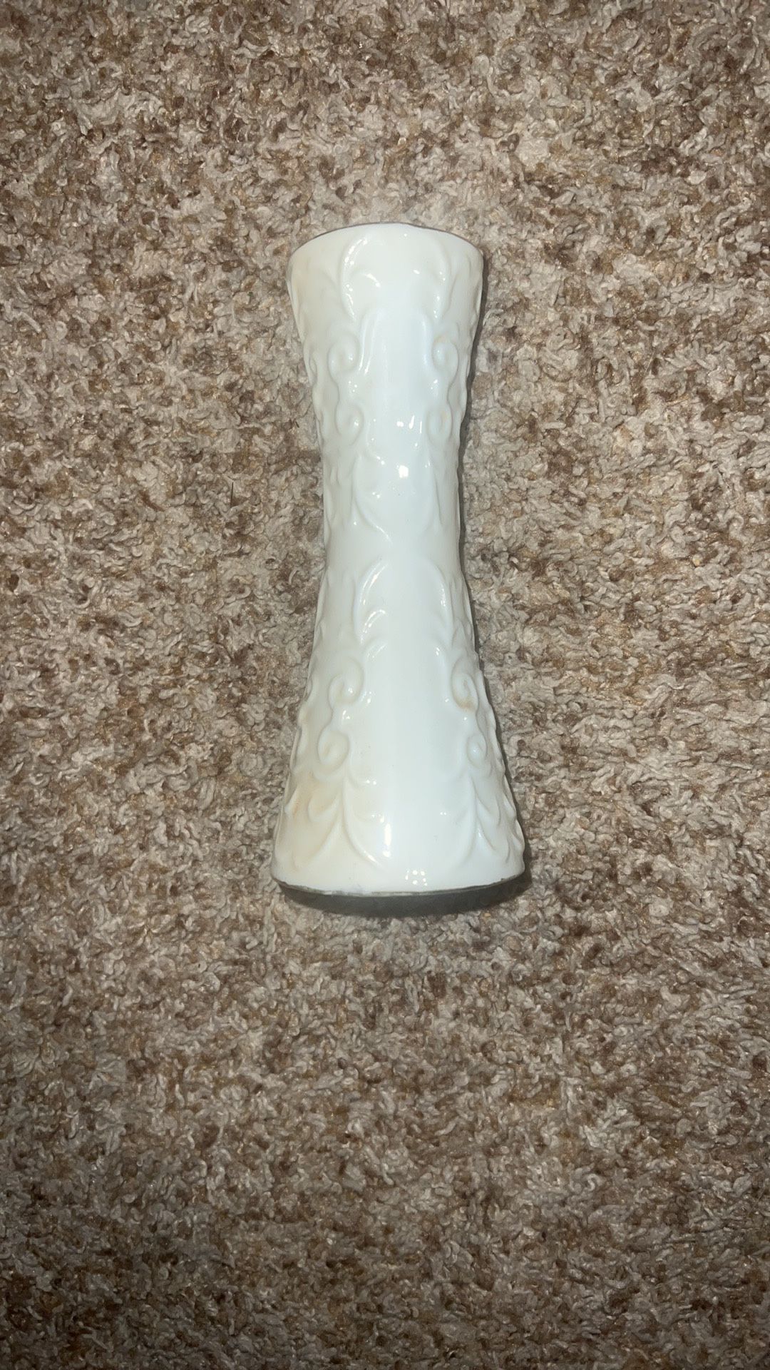 Chateau Collection VTG Fine China Bud Flower Vase Beige Cream Color w Gold Rim. Small chip on bottom. Gold is fading