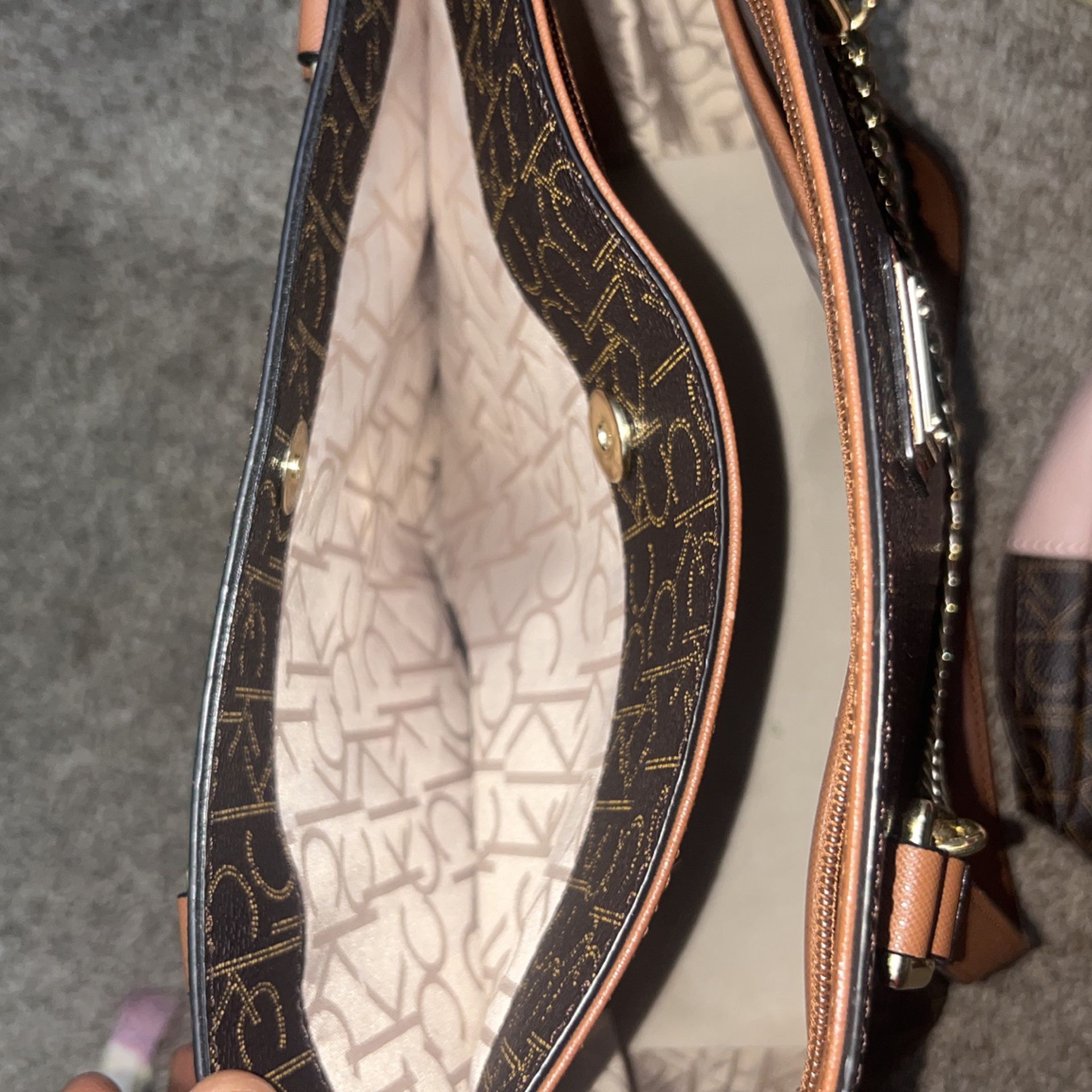 Calvin Klein Crossbody Bag for Sale in Queens, NY - OfferUp