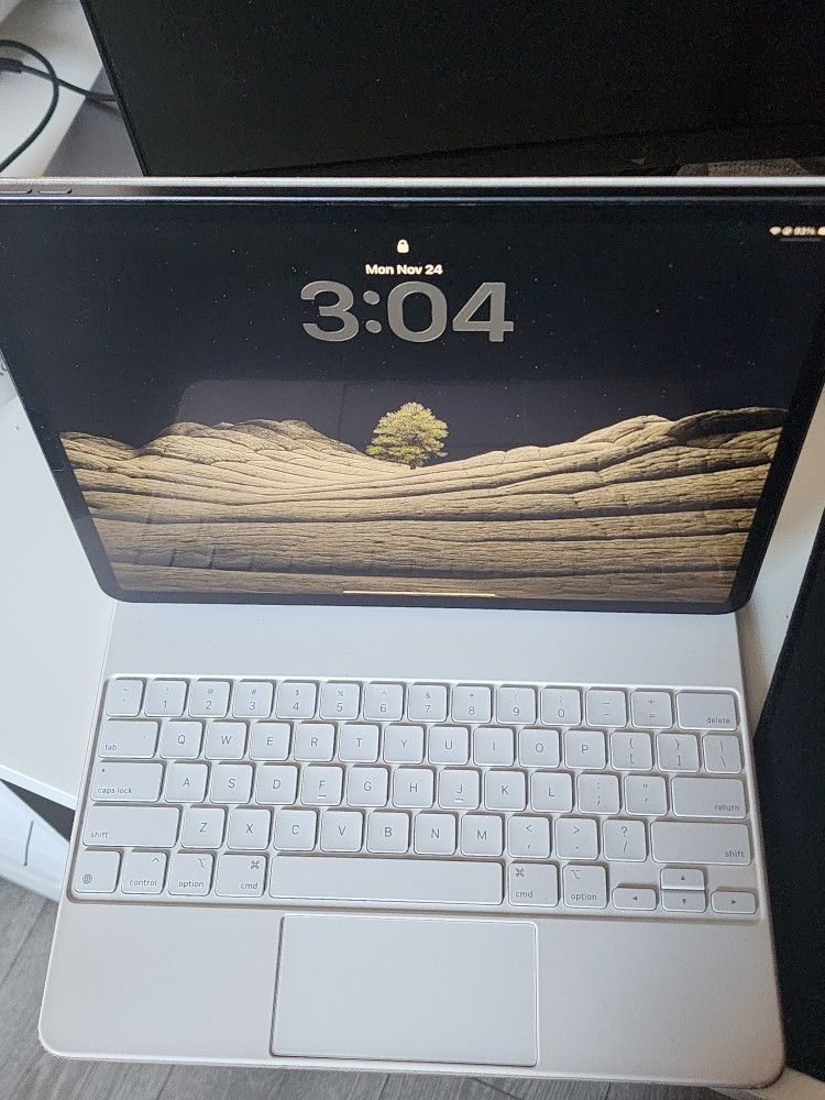 iPad Pro 12.9" 4th Gen 512GB + Magic Keyboard – Paperlike Screen Protector