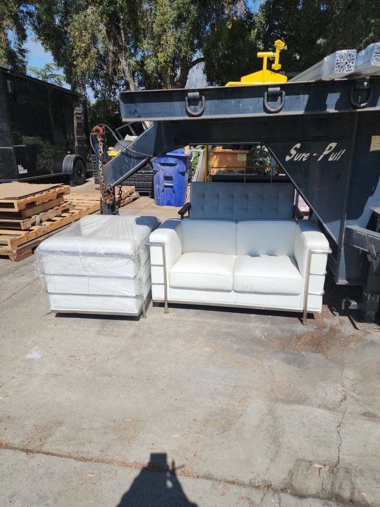 WHITE LEATHER COUCHES 