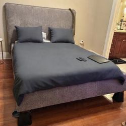 Like New Queen Size Bed 