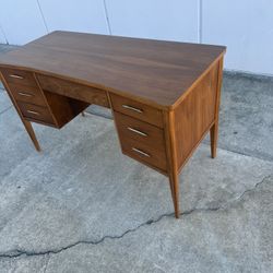 Mid Century Walnut Desk ( Broyhill Saga Premier)