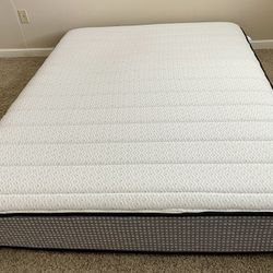 Queen Mattress Pocket Coil Memory Foam: Excellent Condition CLEAN with Queen size Metal Frame