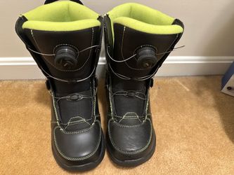 F2 used Snowboard w M/L Bindings. Size 11 boots worn only twice