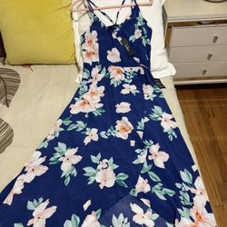 Lulus Maxi Dress 👗 Size Medium, Double adjustable strap, and the dress crosses from the waist, it has lining. New Whit Tags 