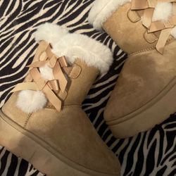 Cut Boots With Bows And Fur 