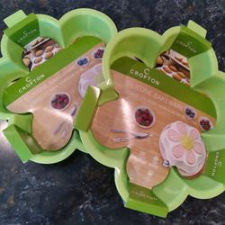 Two Flower-shaped Silicone Bakeware