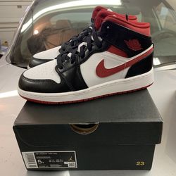 Air Jordan 1 Mid Red White Black New Size 5y GS