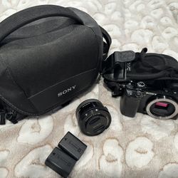Sony a6000 with lense, batteries and carrier 
