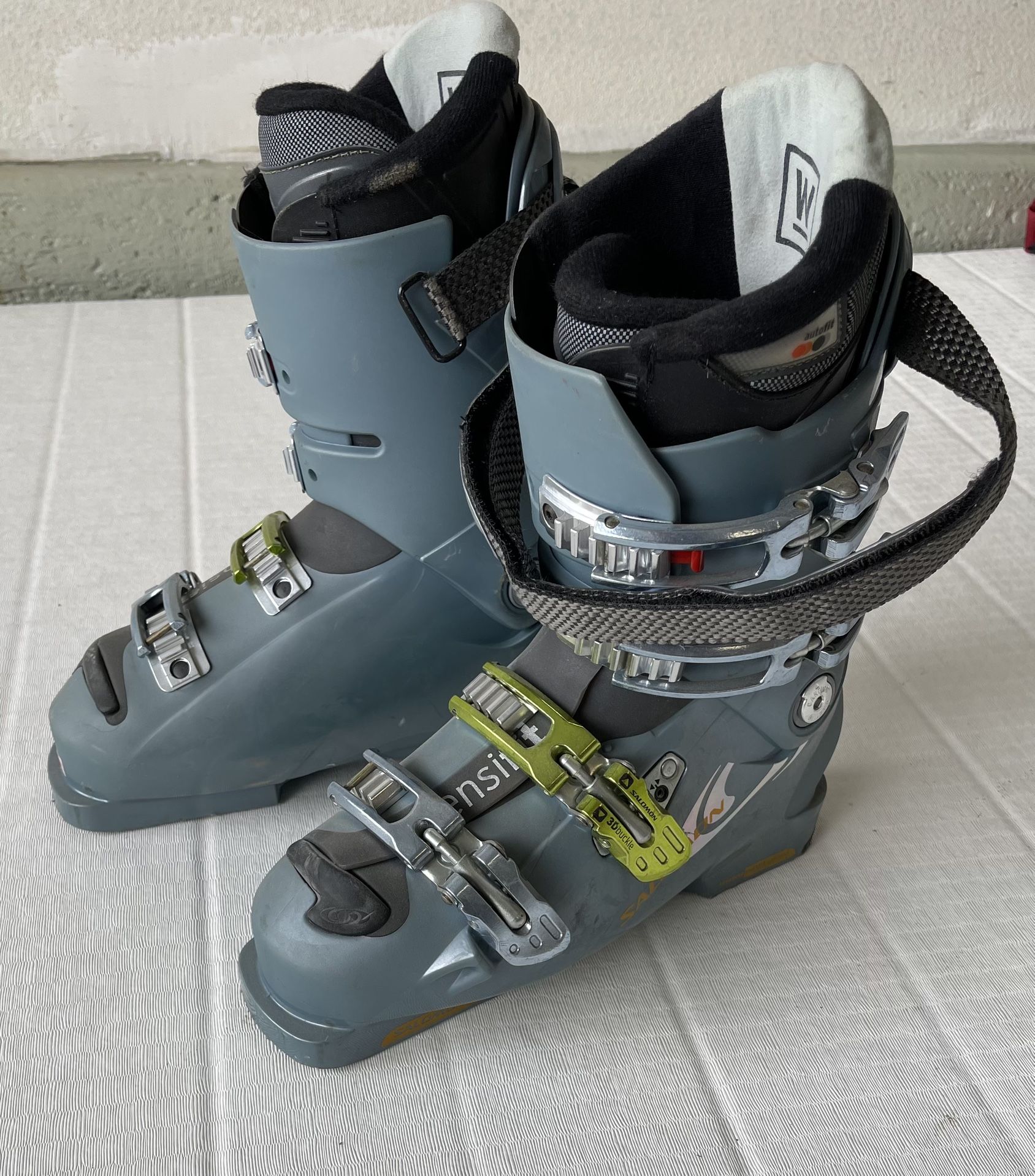Salomon Xwave 7.0 Sensifit ski boots. 25.5. Women’s Size 8. Like New