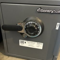 Sentry safe 18"x18" Like New! 