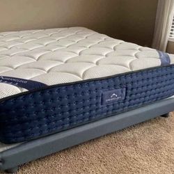 The DreamCloud, Queen, Like New, Perfect Condition